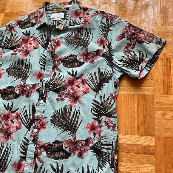 In Season Floral Button Down Size Medium - Picture 2 of 4